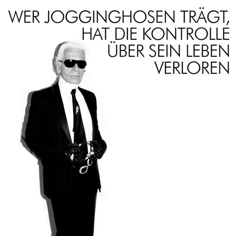 karl lagerfeld wer in jogginghose rumlaeift